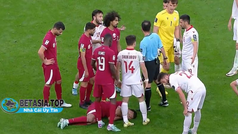Tajikistan thất bại thảm trong trận với Qatar và còn bị nhận một thẻ đỏ