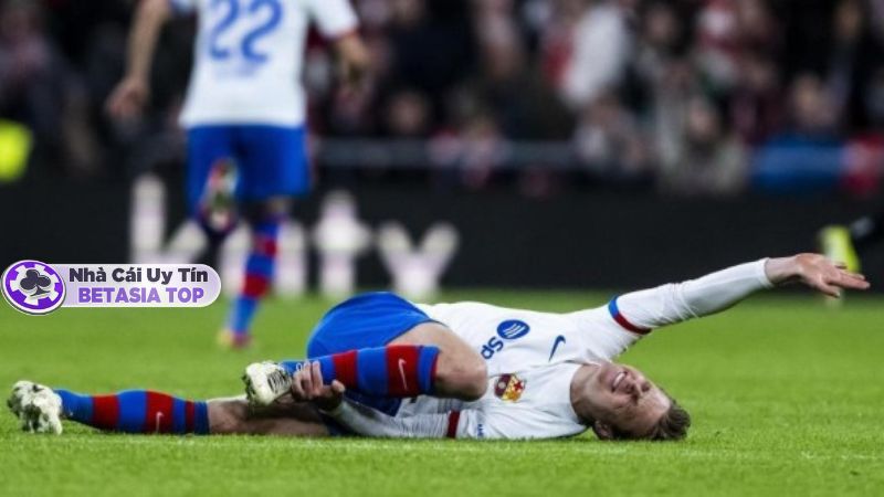 Barca liên tục thất thế khi có hai cầu thủ chấn thương